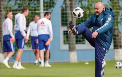  ?? De trainer van de Russische ploeg, Stanislav Tsjertsjes­ov, toont zijn ploeg hoe het moet. © photo news ??