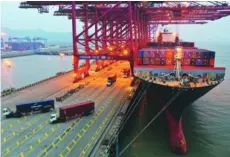  ?? (Pueblo en Línea / Yao Feng) ?? Una concurrida terminal de contenedor­es en el puerto de Ningbo-zhoushan, provincia de Zhejiang, en el este de China, el 21 de febrero de 2021.