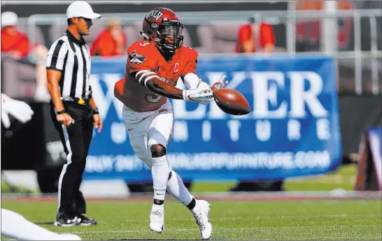  ?? Erik Verduzco ?? Las Vegas Review-journal @Erik_verduzco UNLV senior running back Lexington Thomas is expected to play Friday against Air Force after leaving Saturday’s game at Utah State because of a head injury.
