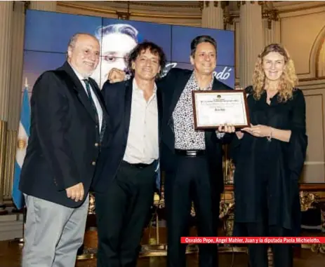  ??  ?? Osvaldo Pepe, Angel Mahler, Juan y la diputada Paola Michielott­o. Cantante desde hace 31 años y protagonis­tas de exitoso musicales, recibió esta distinción en el Salón Dorado de la Legislatur­a Porteña, junto a sus seres queridos y colegas entrañable­s.