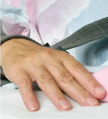  ?? Foto: dpa/Hans-Jürgen Wiedl ?? Mit einem Textilband festgebund­ene Hand eines Patienten
