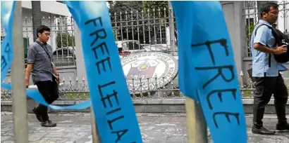  ?? —MARIANNE BERMUDEZ ?? PLEA FOR FREEDOM Supporters of Sen. Leila de Lima hang blue ribbons calling for her release after a Supreme Court ruling allowed the lower courts to continue hearing cases of drug traffickin­g filed against her.