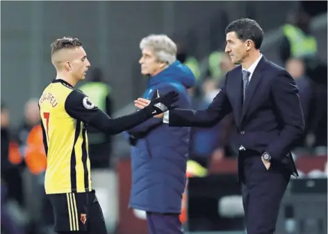  ??  ?? ► Deulofeu, que convirtió el 0-2, saluda a Javi Gracia. Pellegrini, al fondo, observa el partido.