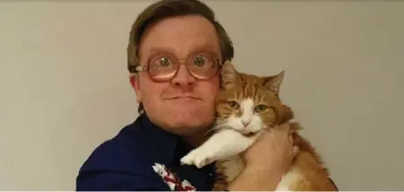  ??  ?? Trailer Park Boys’ Bubbles, whose real name is Mike Smith, poses with Vince the Pince, an 18-year-old rescue cat.