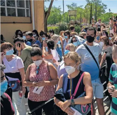  ??  ?? Miles de profesores hacen cola en Madrid para someterse a un test serológico.