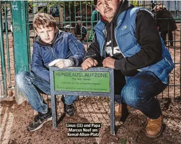  ??  ?? Linus (11) und Papa Marcus Neef am Kemal-Altun-Platz