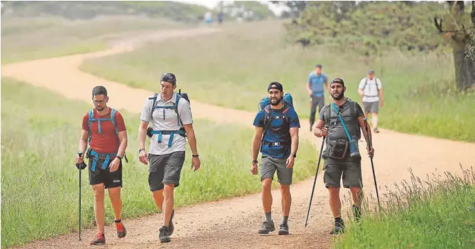  ?? // MIGUEL MUÑIZ ?? Grupo de amigos que han decidido hacer el Camino para volver a reunirse