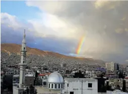  ??  ?? IL CIELO SOPRA DAMASCO Un arcobaleno nel cielo di Damasco, capitale della Siria.