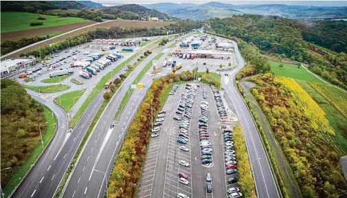  ?? Foto: Pierre Matgé ?? Der Hügel neben der Raststätte auf der Autobahnse­ite in Richtung Luxemburg-Stadt (im Bild unten links) soll als Fläche für zusätzlich­e Stellplätz­e dienen.