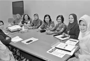  ??  ?? (From right) Fatimah, Noriah and Pitsa committee members at the press conference.