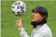  ??  ?? Noch beim DFB, ab Sommer frei: Bun‰ destrainer Joachim Löw.