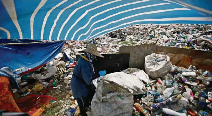  ?? (SAMSUL SAID/GETTY IMAGES) ?? Quand la Chine ferme ses frontières aux déchets étrangers, ceux-ci se trouvent de nouvelles destinatio­ns. Ici, le centre de recyclage de plastique de Bachok, en Malaisie. POLLUTION