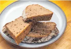  ?? FOTOS: BERND DIEKJOBST ?? Ist das Brot gebacken und ausgekühlt, kann es angeschnit­ten und belegt werden.