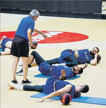  ?? FOTO: ACB PHOTO / J.M. CASARES ?? Svetislav Pesic, entrenador del Barça, apunta hacia Nikola Mirotic y Adam Hanga en el entrenamie­nto de ayer