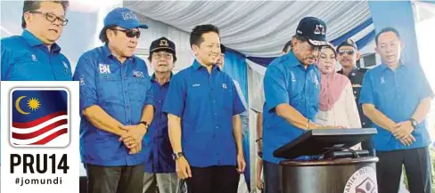  ??  ?? MUSA melancarka­n program Yayasan Sabah Bersama Rakyat di Dataran Pekan Nabawan, semalam.