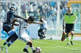  ?? ANDREAS SOLARO / AFP ?? Dybala va ser marcat amb duresa pel Pescara i va acabar lesionat