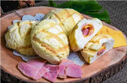  ?? —PHOTOS BY LEO M. SABANGAN II ?? Melon Pan with ham and cheese filling