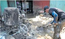  ??  ?? DEPLORABLE. Muchos de los afectados están luchando para recuperar sus casas que quedaron dañadas por las inundacion­es.