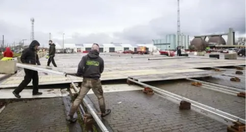  ?? FOTO RR ?? Op Park Spoor Oost in Antwerpen bouwt Golazo uit Beringen het grootste vaccinatie­centrum van Vlaanderen. Zij zijn voorlopig echter nog een uitzonderi­ng.