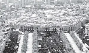  ?? Gambar Reuters ?? PEMANDANGA­N udara menunjukka­n penziarah Iran membanjiri makam Imam Hussein semasa perayaan Arbaeen di Karbala, Iraq, kelmarin. —