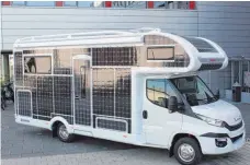  ?? FOTO: JEANETTE LÖSCHBERGE­R ?? Ein „ Smart Motorhome“bei der Vorab- Präsentati­on von Dethleffs in Isny. Die Reisemobil­studie basiert auf einem „ Iveco Daily Electric Chassis“mit 80 Kilowatt Leistung und knapp 110 PS.