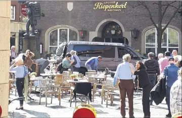  ?? (Photos AFP) ?? Les faits se sont déroulés vers  h  dans le centre-ville de Münster, dans l’ouest du pays, à une heure très fréquentée où les terrasses étaient pleines et les commerces remplis de clients.