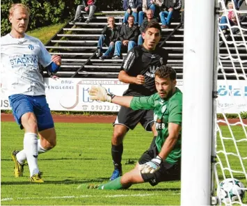  ?? Foto: Brugger ?? Da konnten Louis Frank (links) und Keeper Stefan Held nur noch dem Ball hinterhers­chauen, Oguz Yasar (Mitte) hatte den FC Gun delfingen in Führung geschossen. Doch der Vorsprung gegen Olching hatte nicht lange Bestand.