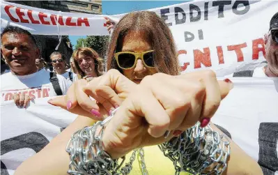  ?? Ansa ?? Corteo dei sogniLa marcia Perugia-Assisi del M5S (nel 2015) per il reddito di cittadinan­za