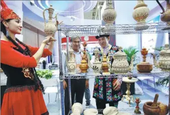  ?? ZHANG WEI / CHINA DAILY ?? Handicraft­s from China’s Xinjiang Uygur autonomous region attract visitors at the 6th China-Eurasia Expo, which opened on Thursday
