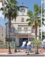  ?? ST. MAARTEN TOURIST BUREAU ?? The Philipsbur­g Courthouse is in the capital of St. Maarten. The two countries have shared the island since 1648.