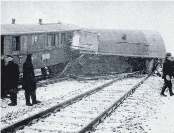  ?? FOTO: PRIVAT ?? Im dichten Nebel hatte der Lokführer offenbar ein Signal übersehen: Zwölf Menschen starben 1944 in Warthausen, als der Personenzu­g von Ulm mit der Öchslebahn zusammenst­ieß.