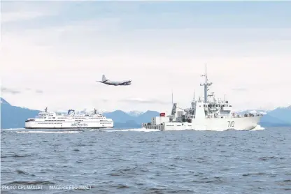  ?? PHOTO: CPL MAILLET — IMAGERIE ESQUIMALT ?? Les évacués quittent la Macadémie à bord d’un traversier nolisé par Affaires mondiales Canada. Le traversier est sous la protection du NCSM Brandon, un navire côtier de la MRC, et d’un CP- 140 Aurora, un avion de patrouille maritime de l’ARC.