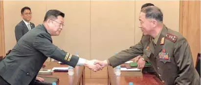  ??  ?? EL SALUDO. La primera reunión intercorea­na de coroneles en más de siete años.