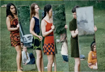  ??  ?? Mirror Piece é uma das performanc­es históricas de Joan Jonas recriada em Serralves. Esta fotografia regista uma apresentaç­ão de 1969.