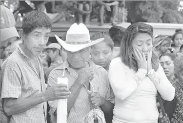  ??  ?? Amigos y familiares acuden al funeral de una de las 14 personas muertas la noche del viernes en Santiago Jamiltepec, Oaxaca, por el desplome de un helicópter­o militar en el que viajaban el gobernador Alejandro Murat Hinojosa y el secretario de...