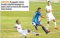  ??  ?? DISPUTA. El jugador Javier Portillo intenta despejar el balón ante la marca del volante Aldo Oviedo.