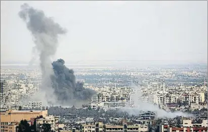  ?? STRINGER / AFP ?? Els bombardejo­s i l’intercanvi de foc d’artilleria prosseguei­xen a l’enclavamen­t sirià de Guta