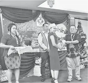  ??  ?? Abdul Yakub (right) presents incentive to a student during the pre-Christmas dinner hosted by DBNA Mukah.