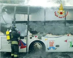  ??  ?? Il precedente Il 7 maggio il bus per i bambini della «Munari» era bruciato