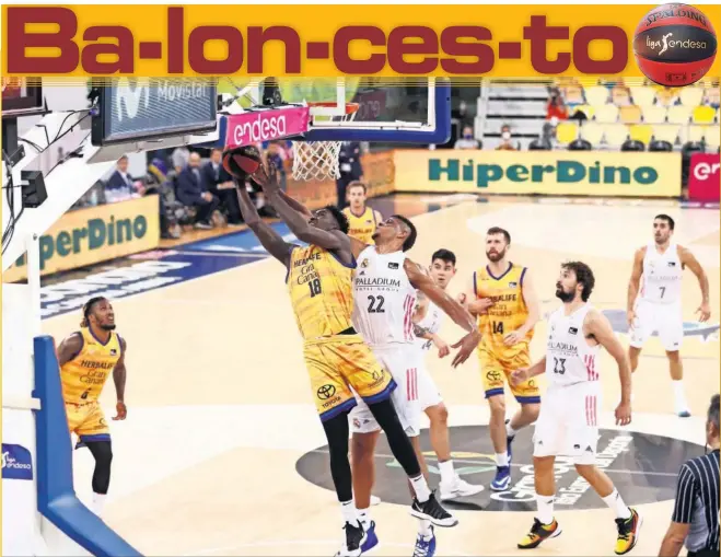  ??  ?? Khalifa Diop, pívot del Herbalife Gran Canaria, y Edy Tavares, del Real Madrid, pelean un rebote en la alturas. El partido era de la cuarta jornada, aplazado la semana pasada.