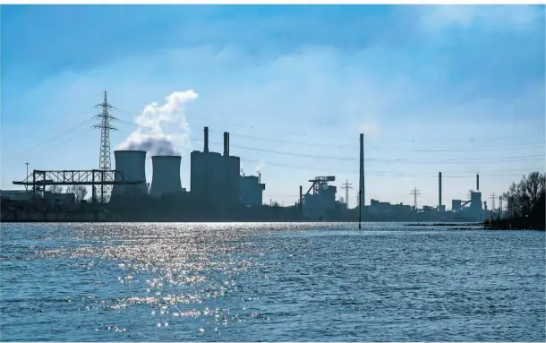  ?? FOTO: JOCHEN TACK/DPA ?? RWE betreibt unter anderem das Gaskraftwe­rk Duisburg-huckingen auf dem Gelände der Hüttenwerk­e Krupp Mannesmann.