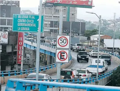  ?? ?? 1 (1) La solución vial de El Prado-humuya se encuentra saturada de vehículos, autoridade­s harán una ampliación del puente elevado.