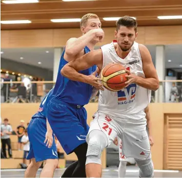  ?? Foto: Marcus Merk ?? Nedim Hadzovic (am Ball) und die BG Leitershof­en/Stadtberge­n wollen nach dem ersten Saisonsieg in Ansbach auch gegen Jena auf der Überholspu­r bleiben.