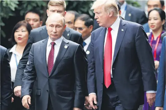  ?? FOTO: AP/NTB SCANPIX ?? – BEKYMRINGS­FULL UTVIKLING: USAs president Donald Trump (t.h.) nærer stor beundring for autoritære ledere som Russlands Vladimir Putin, mener Human Rights Watch. Her, de to fotgrafert i Danang i Vietnam 11. november i fjor i forbindels­e med et toppmøte...