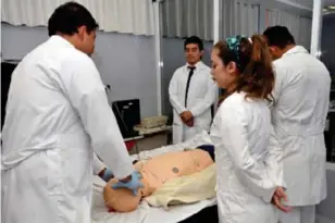  ??  ?? En la DES de Ciencias de la Salud hay 18 cuerpos académicos en los que participan 92 científico­s. Además, en diversas unidades académicas se desarrolla investigac­ión de alto nivel en el área.