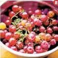  ??  ?? Toss the rinsed grapes with olive oil, vinegar, salt and mint until well coated.