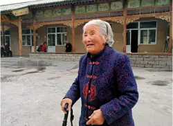 ??  ?? Li Guilan, âgée de 90 ans, à la maison de retraite de Luotuowan
