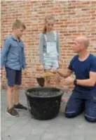  ?? FOTO VW ?? Johan toont enkele leerlingen de kneepjes van het vak.