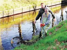  ??  ?? Haben wieder ein Rad am Wurfhaken: Martin Reimers (hinten) und Bernd Gehrmann bei der Aktion im Jahr 2015.