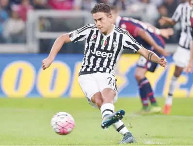  ??  ?? Ecco Paulo Dybala, 21 anni, costato 32 milioni più 8 di bonus, mentre calcia il rigore contro il Bologna: l’argentino firma così il 2-1. La Juve vincerà 3-1